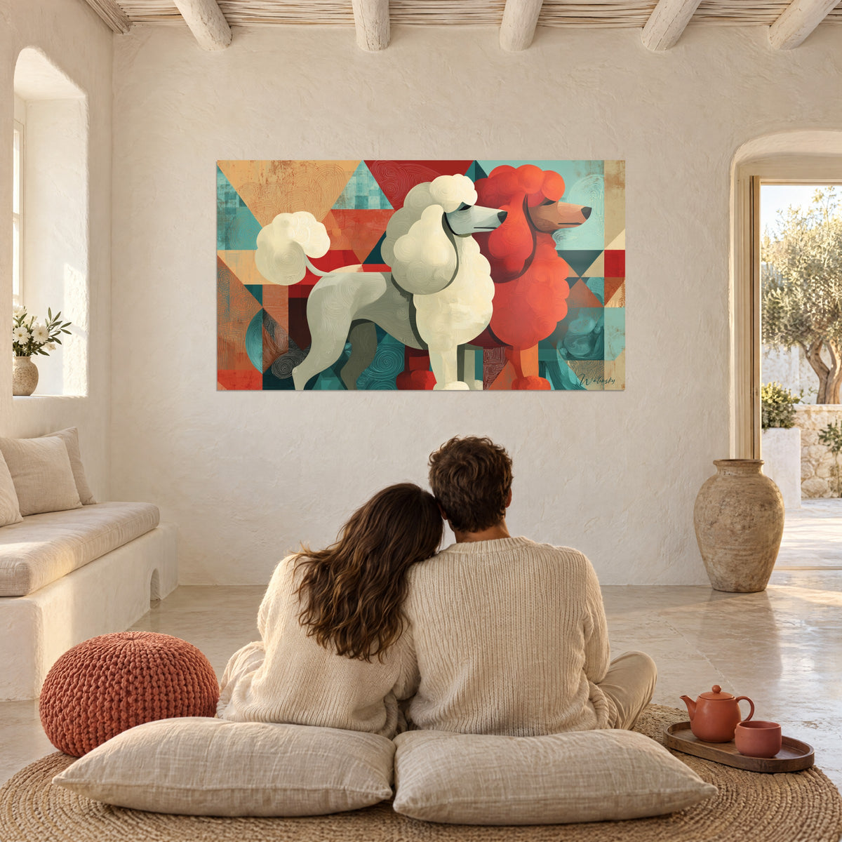 Obraz para eleganckich pudli, kość słoniowa i żywa czerwień sierści, tło turkusowe i terakotowe, biała ściana, poduszki na podłodze