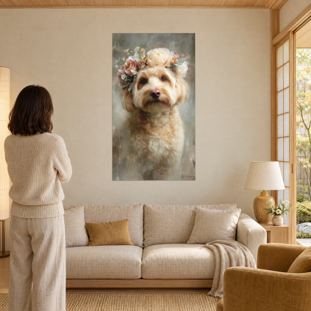 Quadro barboncino crema incoronato di peonie rosa, sfondo grigio perla, donna di spalle, sopra un divano in un soggiorno luminoso