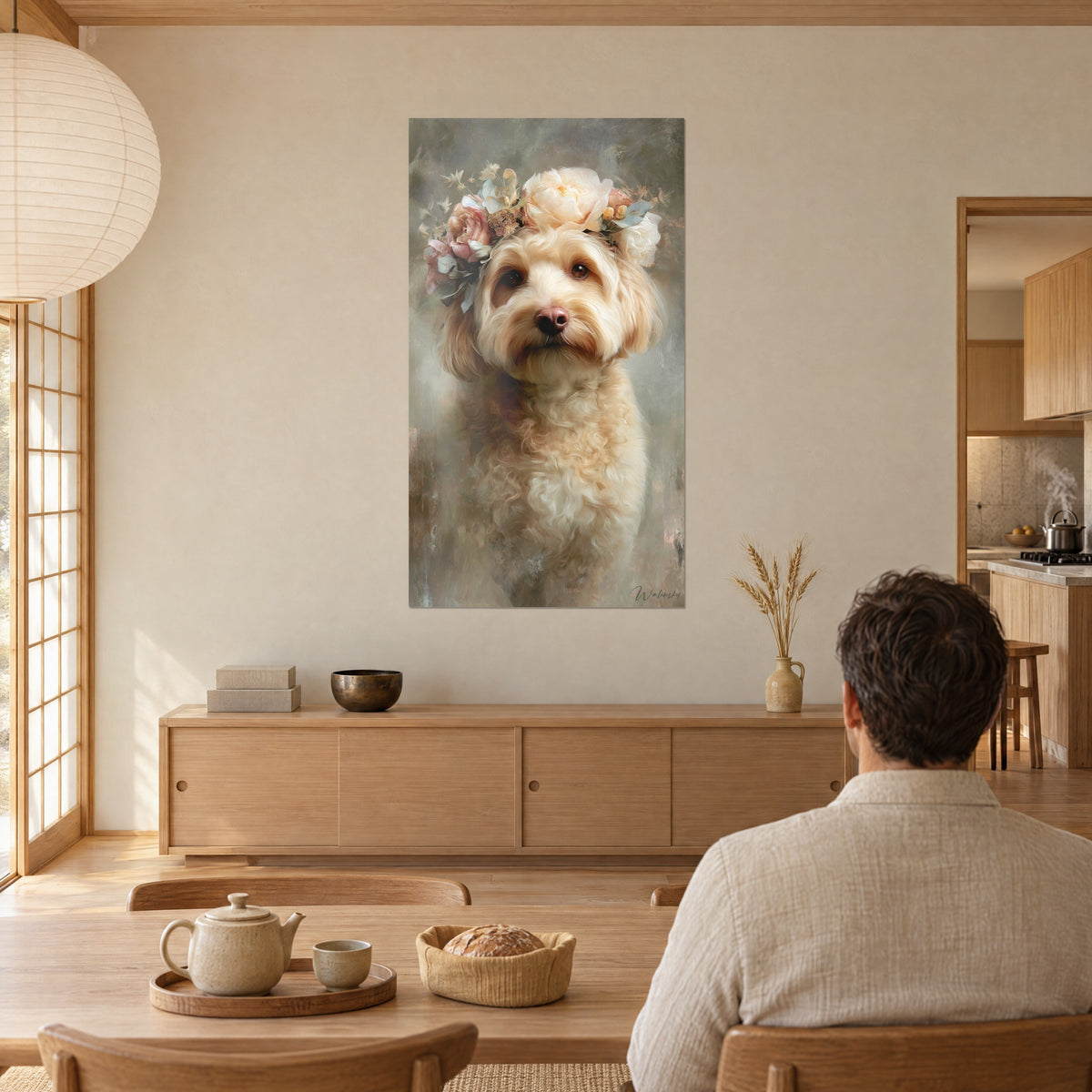 Quadro ritratto romantico di un barboncino beige con fiori rosa pallido e avorio, visto da un uomo di spalle seduto al tavolo del soggiorno