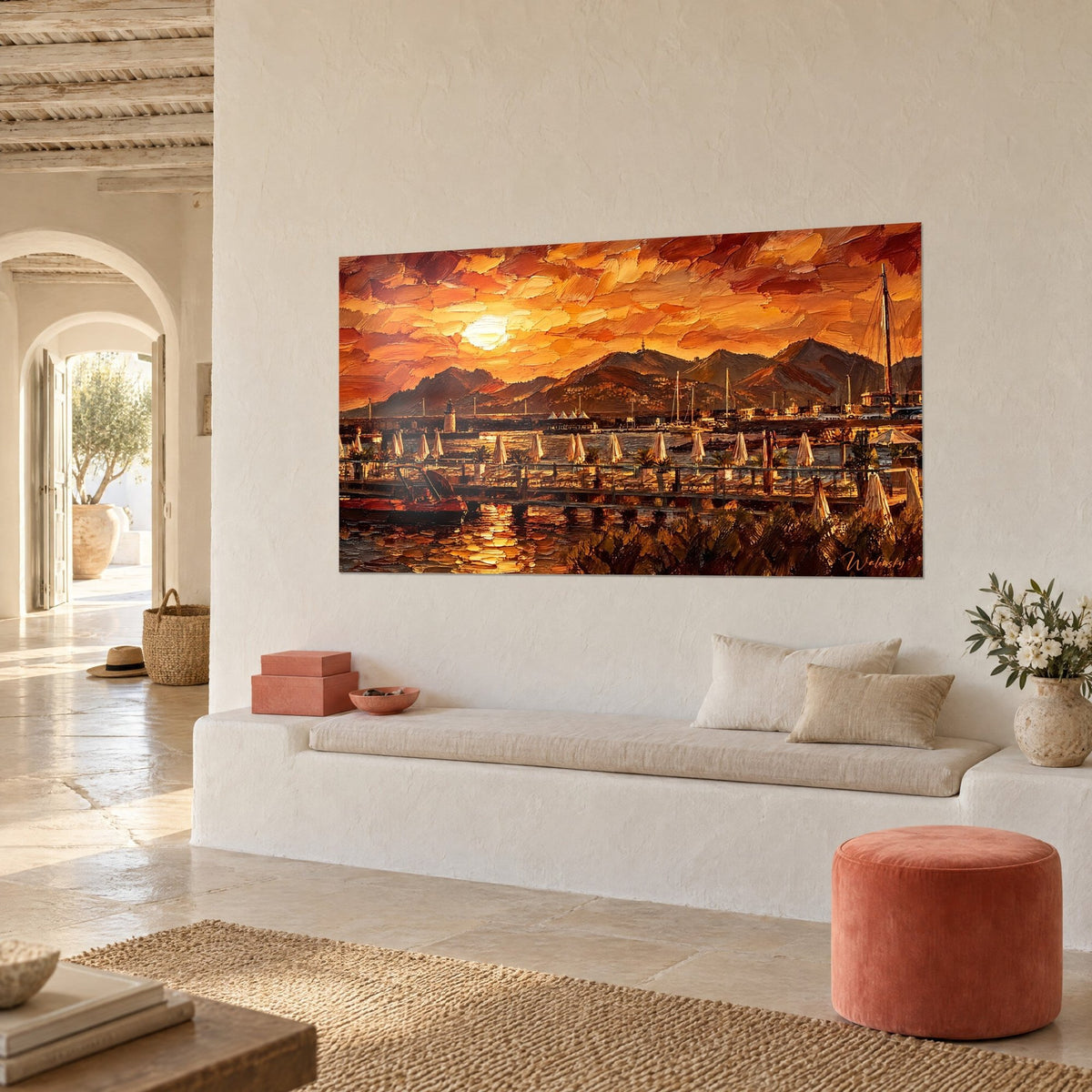 Quadro crepuscolo sulla marina, sole bianco in un cielo arancio, montagne brune e barche a vela, in vista di tre quarti sopra una panca bianca