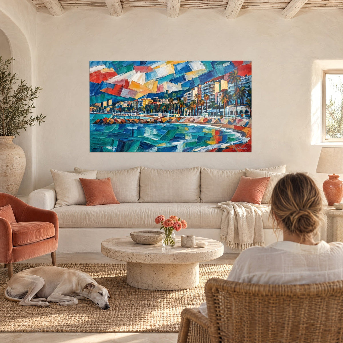 Tableau front de mer cubiste aux palmiers verts, turquoise et orangé, deux personnes de dos et greyhound, au-dessus d'un canapé dans un salon lumineux