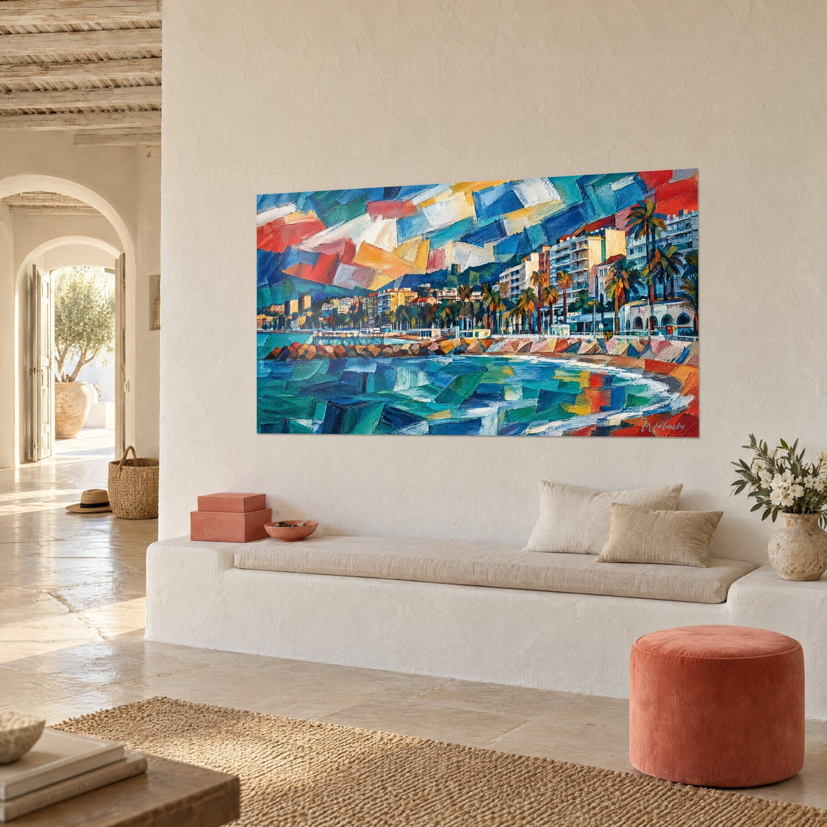 Tableau baie de Cannes en facettes cubistes, ciel rouge et jaune sur eau turquoise, accroché au-dessus d'une banquette blanche
