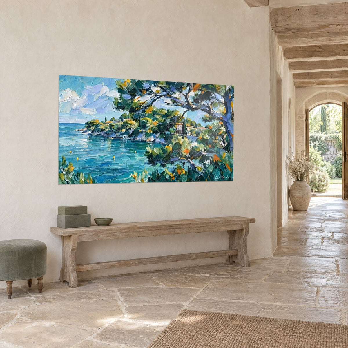 Tableau baie azur cernée de branches vert sombre et de touches orangées, villa jaune sur la rive, mur de pierre et banc de chêne