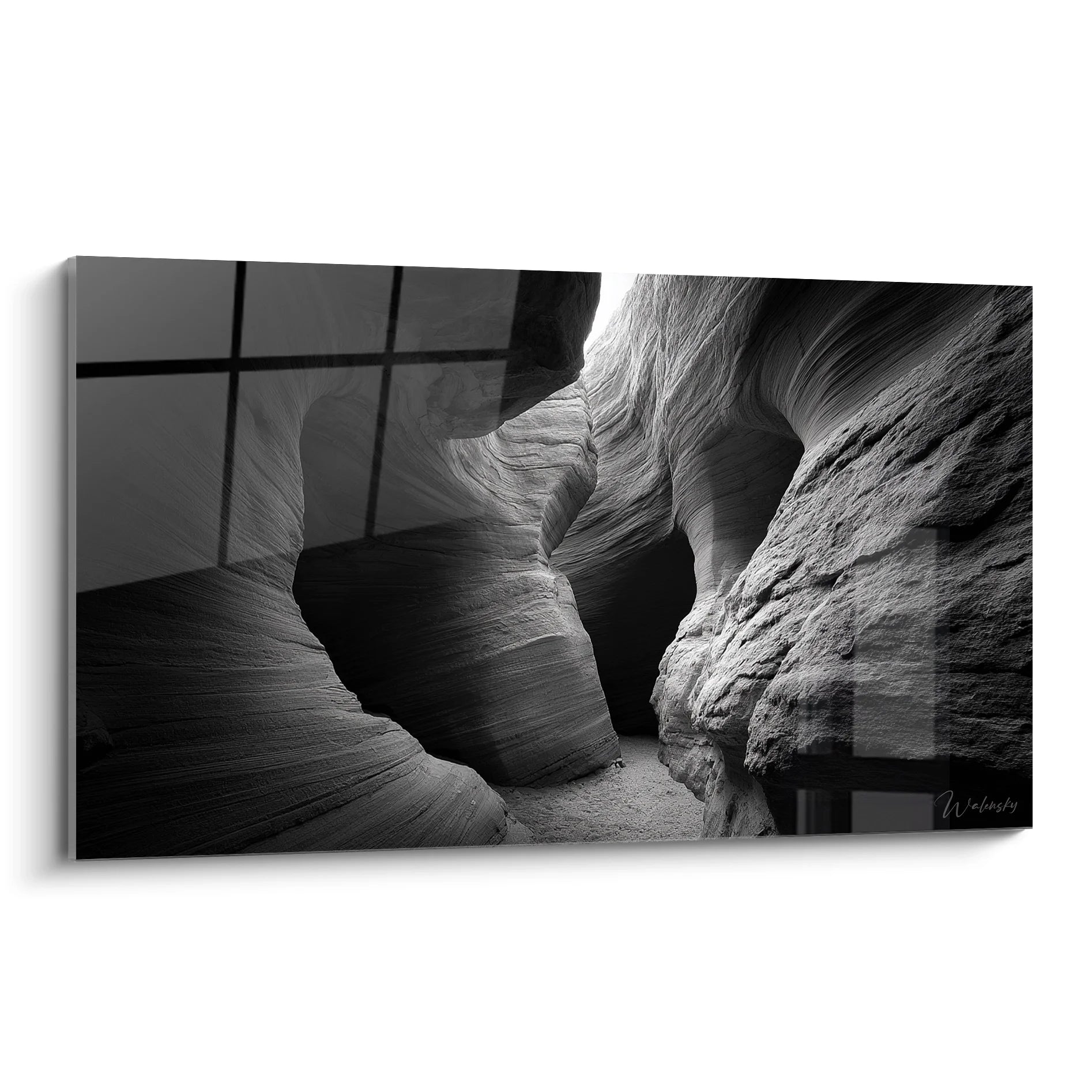 Tableau noir et blanc représentant un canyon sculpté avec ondulations rocheuses naturelles