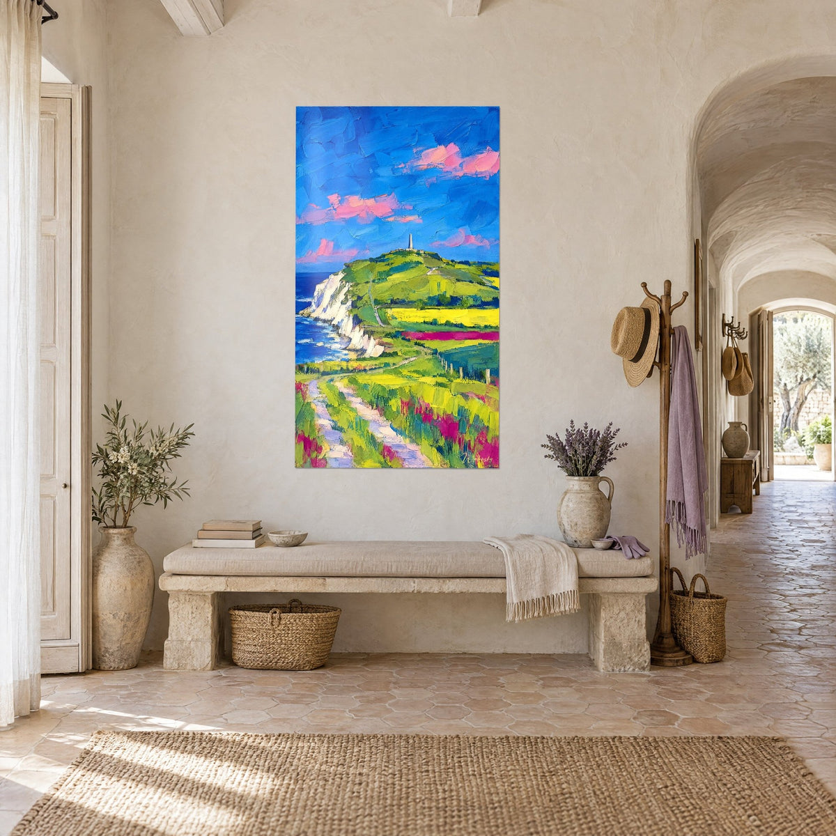 Gemälde grüner Hügel und gelbes Rapsfeld, marineblaues Meer, rosa Wolken, aus dreiviertel Ansicht in einem Steinflur