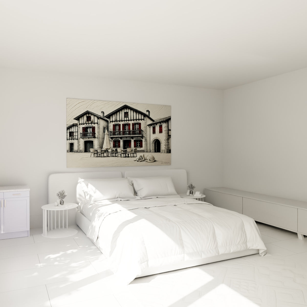 Chien blanc endormi devant façades beige et volets rouges, au-dessus d'un lit dans une chambre claire