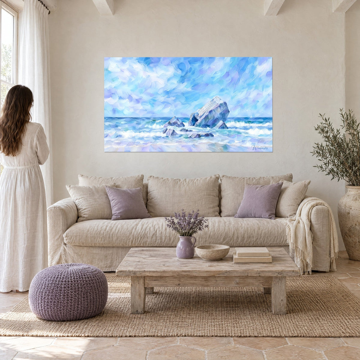 Quadro blocco di roccia inclinato nella schiuma, azzurri ghiacciati e viola, una donna di spalle, sopra un divano in un soggiorno luminoso
