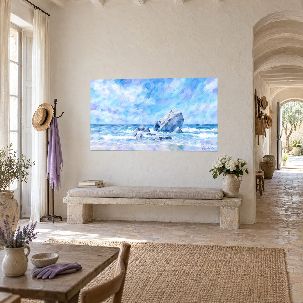 Quadro scogliera rosa-viola sotto un cielo di nuvole azzurre e lilla, onda bianca alla base, sopra una panca di pietra