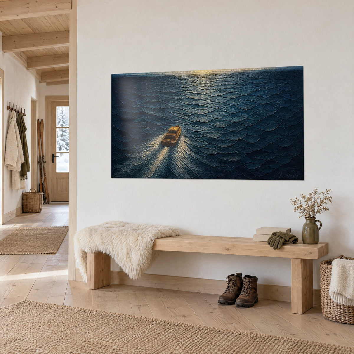 Tableau embarcation ambrée traçant un sillage clair sur une mer bleu nuit, banc en bois et chalet, vue de trois-quarts