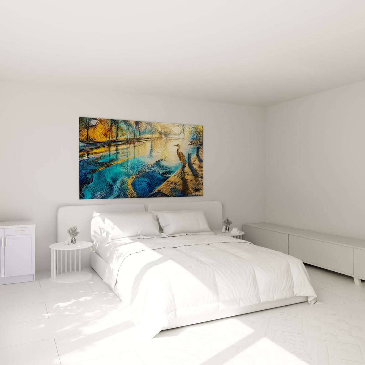 Oiseau échassier peint en tons dorés et bleu turquoise, accroché au-dessus d'un lit dans une chambre claire