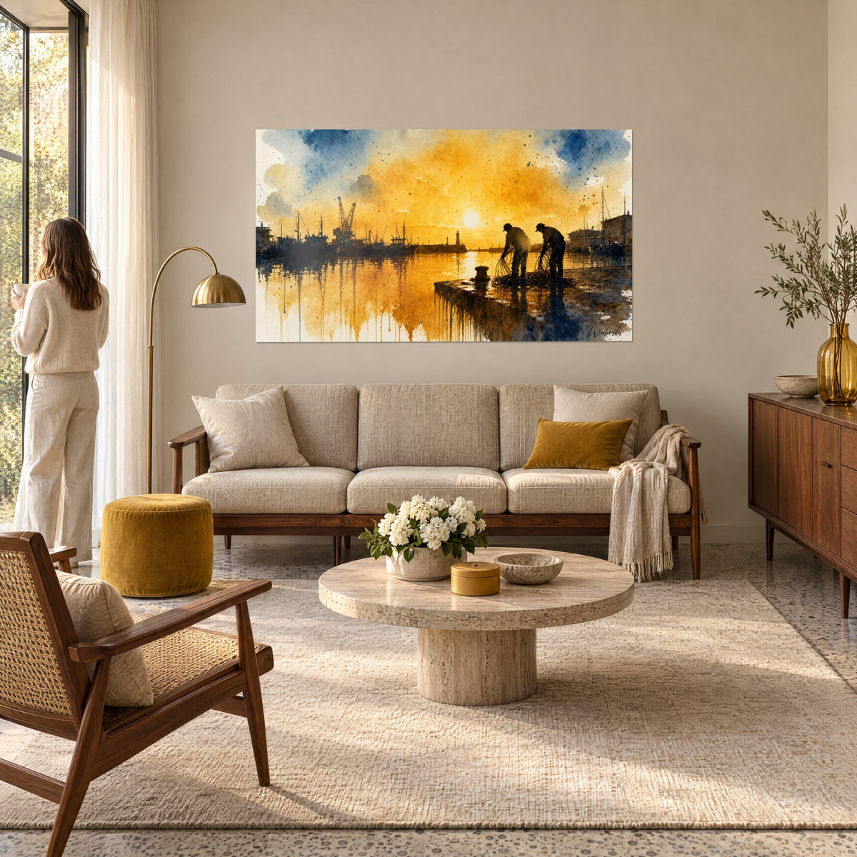 Schilderij vissershaven bij zonsondergang, okergele lucht en kobaltblauw, vissers van achteren, boven een bank in een lichte woonkamer