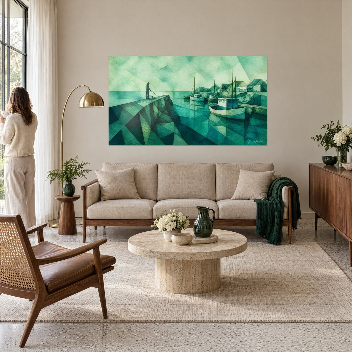 Tableau pêcheur au chapeau sur une jetée en facettes émeraude et menthe, bateaux au port, au-dessus d'un canapé dans un salon lumineux