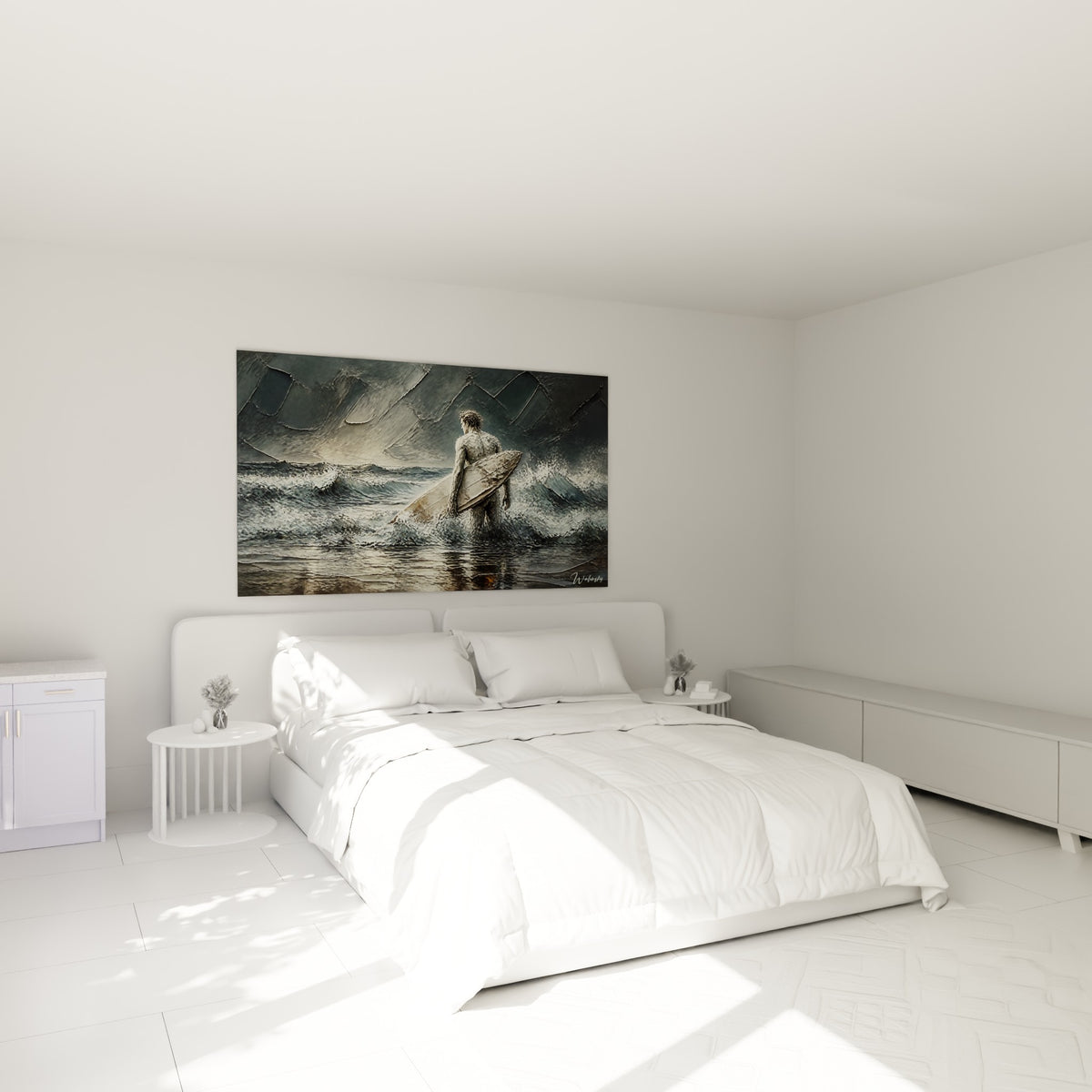 Homme fixant l'océan gris et argenté, planche sous le bras, au-dessus d'un lit dans une chambre claire
