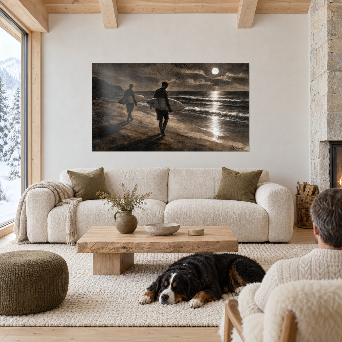 Gemälde Surfer auf dem Weg durchs Sand, weißer Mond und silbriger Glanz auf dem Ozean, über einem Sofa in einem hellen Wohnzimmer