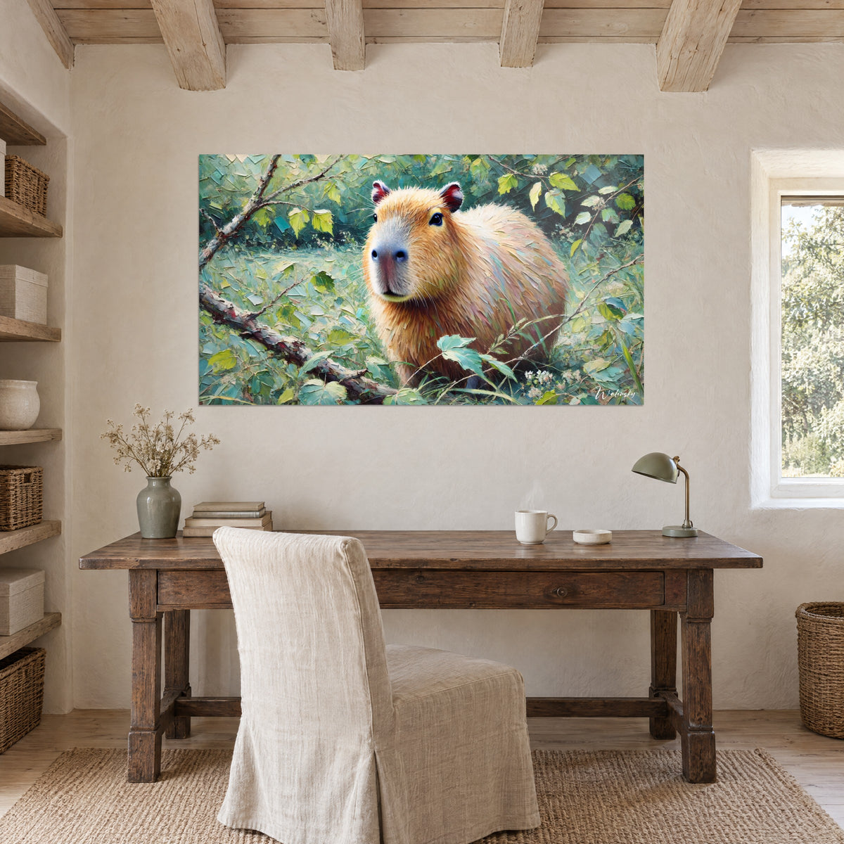 Tableau bête sauvage en peinture au couteau, pelage doré et touches roses, fleurs blanches, au-dessus d'un bureau en bois
