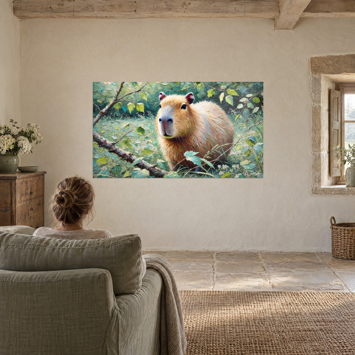 Tableau capybara de face, fourrure miel et reflets bleutés, forêt émeraude, une femme de dos assise sur un fauteuil sauge