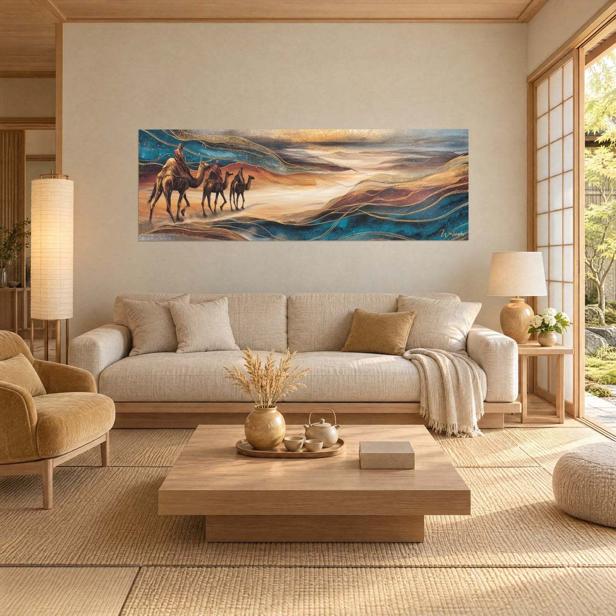 Gemälde Kamelkarawane mit kupferfarbenen Kamelen auf ockerfarbenen und türkisen Dünen, goldene Linien, über einem Sofa in einem hellen Wohnzimmer