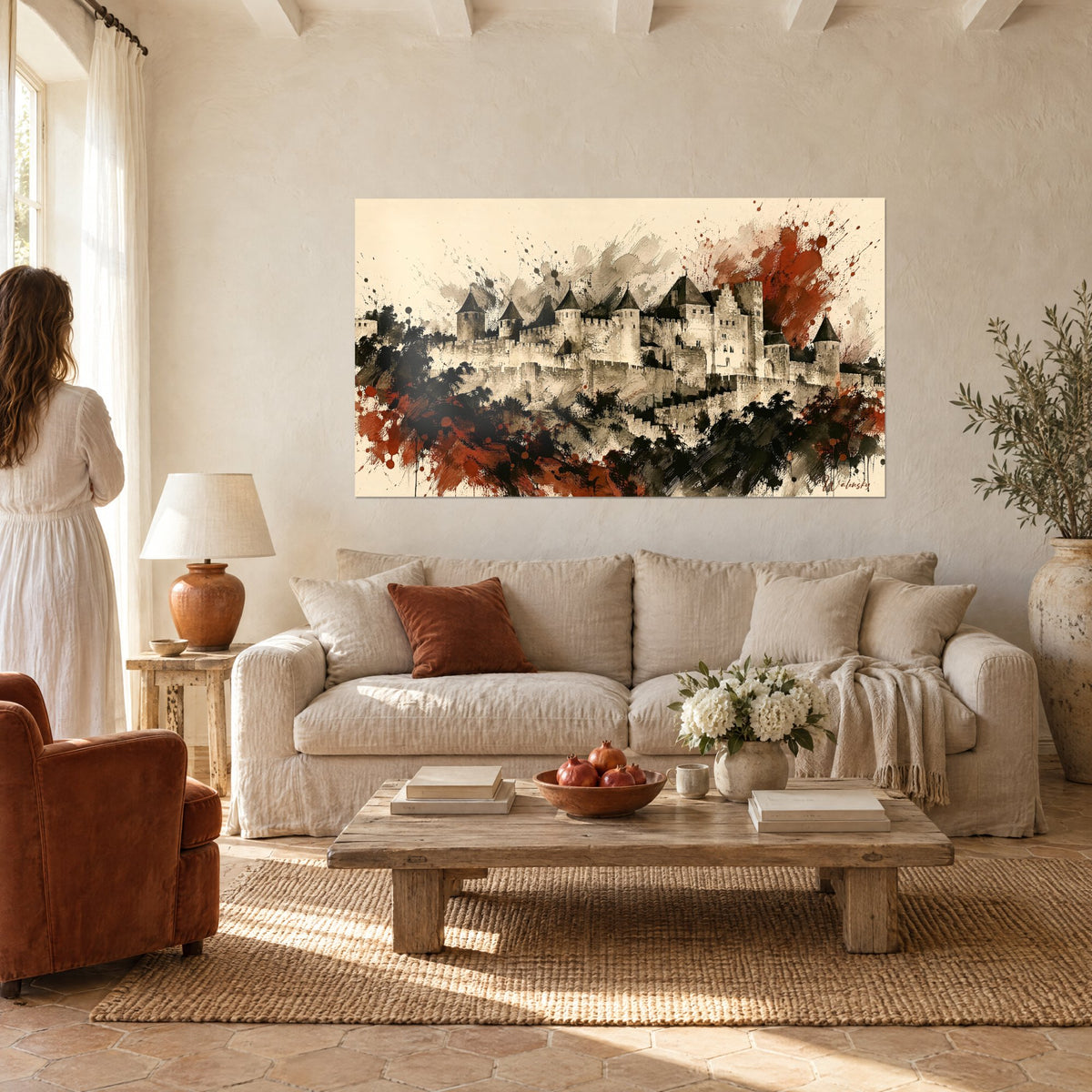 Forteresse médiévale beige et terracotta accrochée au-dessus d'un lit dans une chambre claire