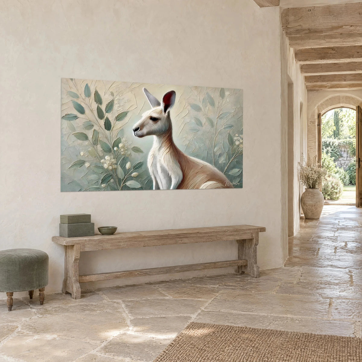 Tableau marsupial au pelage ivoire et fauve entouré de feuillage gris-vert, vu de trois-quarts dans une entrée en pierre