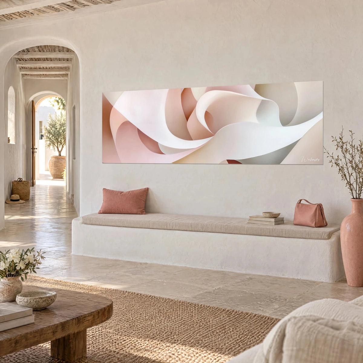 Schilderij met abstracte roze krullen in crèmewit en zacht zalmkleur, panoramisch, op een gewitte muur van een Mediterraans huis