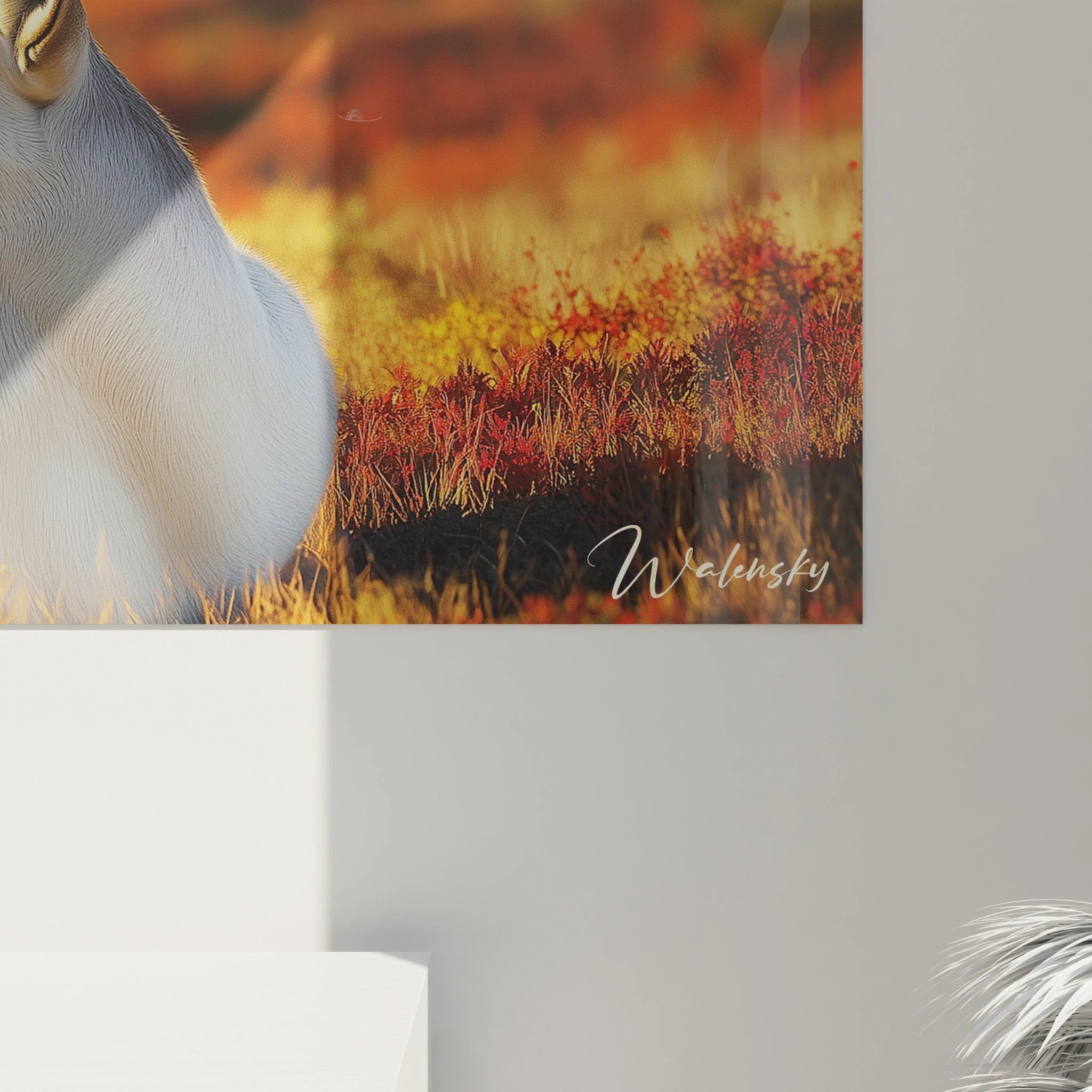 Un tableau artistique abstrait figurant un caribou à l'attitude paisible, avec des bois majestueux se détachant sur un fond de nature aux couleurs chaudes. Le pelage beige clair du renne contraste avec les teintes orange et marron de la végétation automnale environnante.
