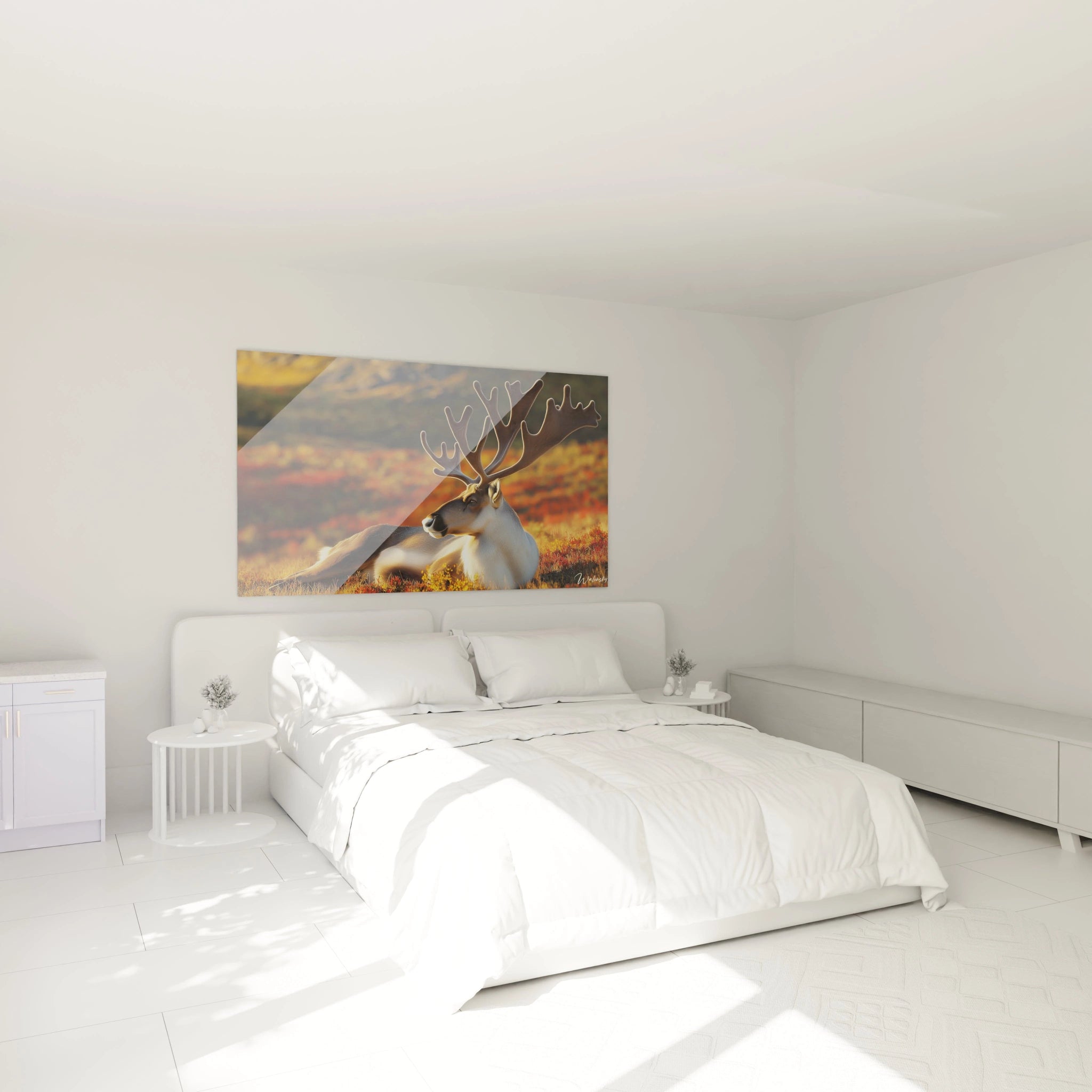 Un tableau artistique abstrait montrant un caribou allongé dans l'herbe, aux bois ramifiés illuminés par une lumière dorée. Tons orange et marron de la végétation contrastent avec le pelage beige-gris de l'animal sur un arrière-plan de paysage automnal flou.
