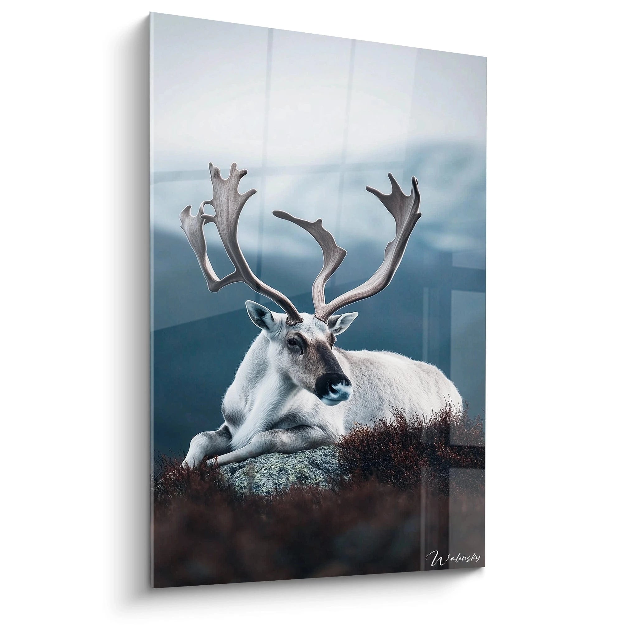 Un tableau artistique abstrait présentant un caribou blanc majestueux reposant sur un rocher, avec d'imposants bois ramifiés, entouré de végétation brune sur fond de montagnes brumeuses aux teintes bleutées.
