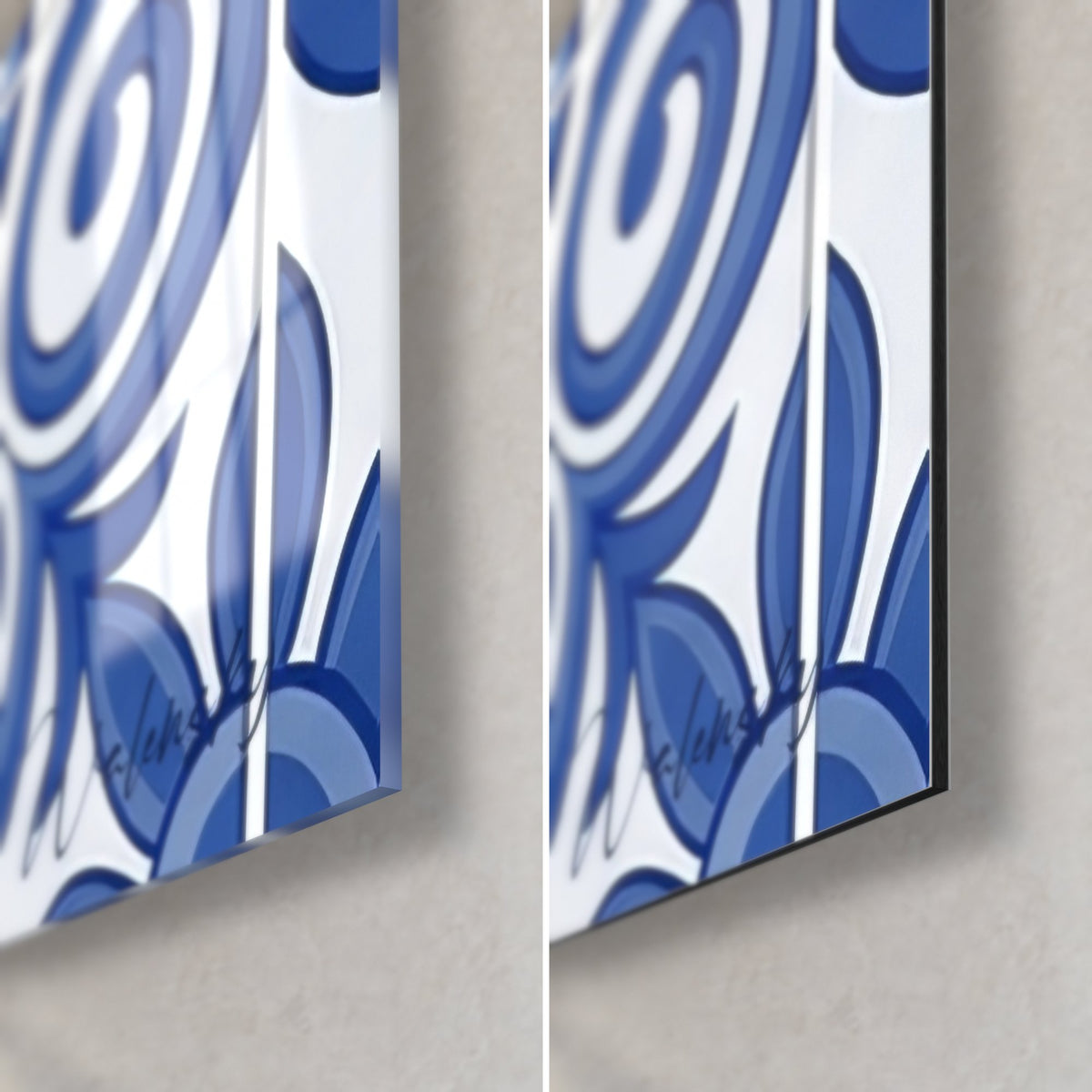 Tableau tête de carlin en azulejos bleu outremer et blanc, coin bas droit : verre acrylique brillant à gauche, Dibond noir mat à droite