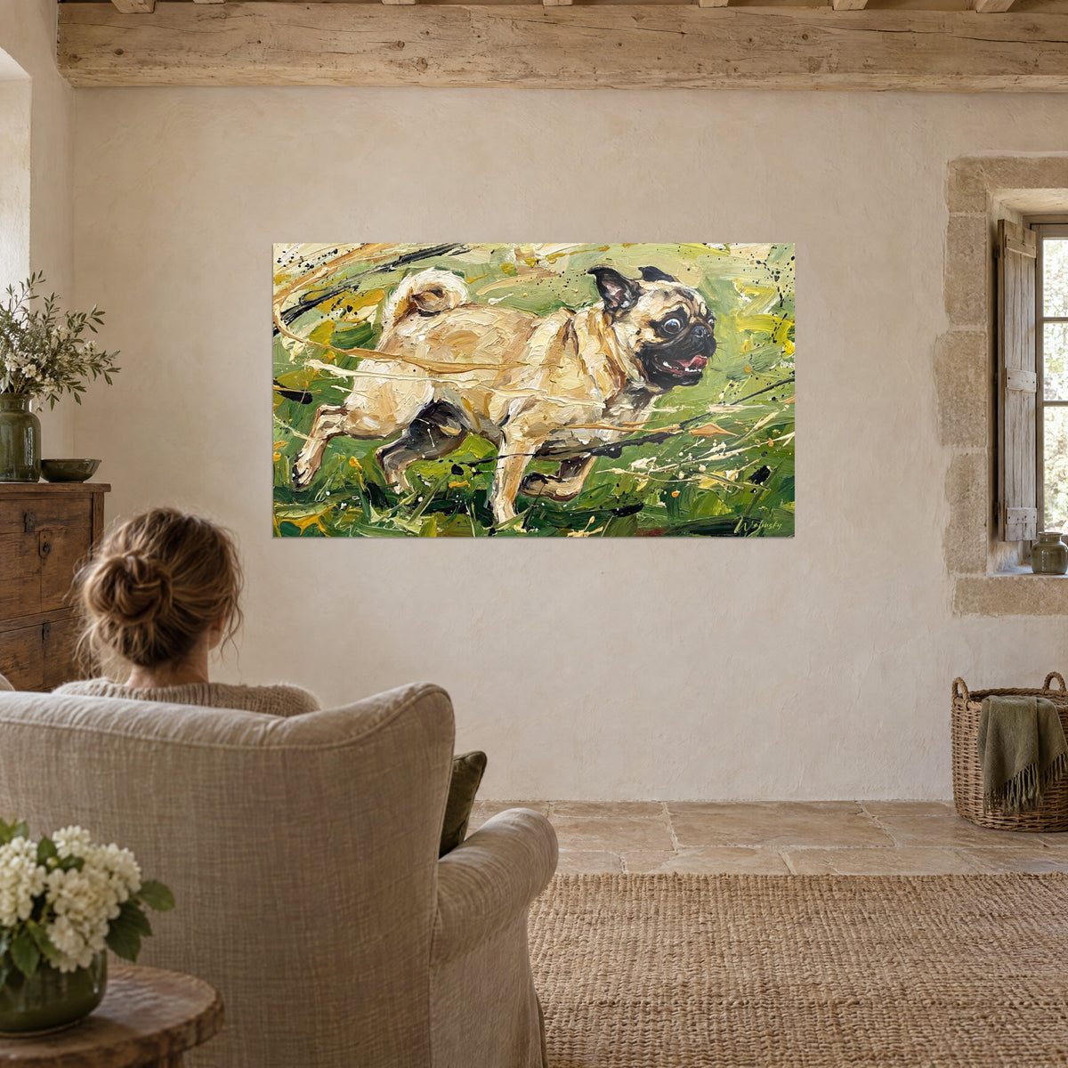 Πίνακας ενός pug που πηδά πάνω στο γκαζόν, στρώματα από άμμο και πράσινο λιβαδιού, κίτρινες λάμψεις, λινή πολυθρόνα σε πέτρινο σπίτι