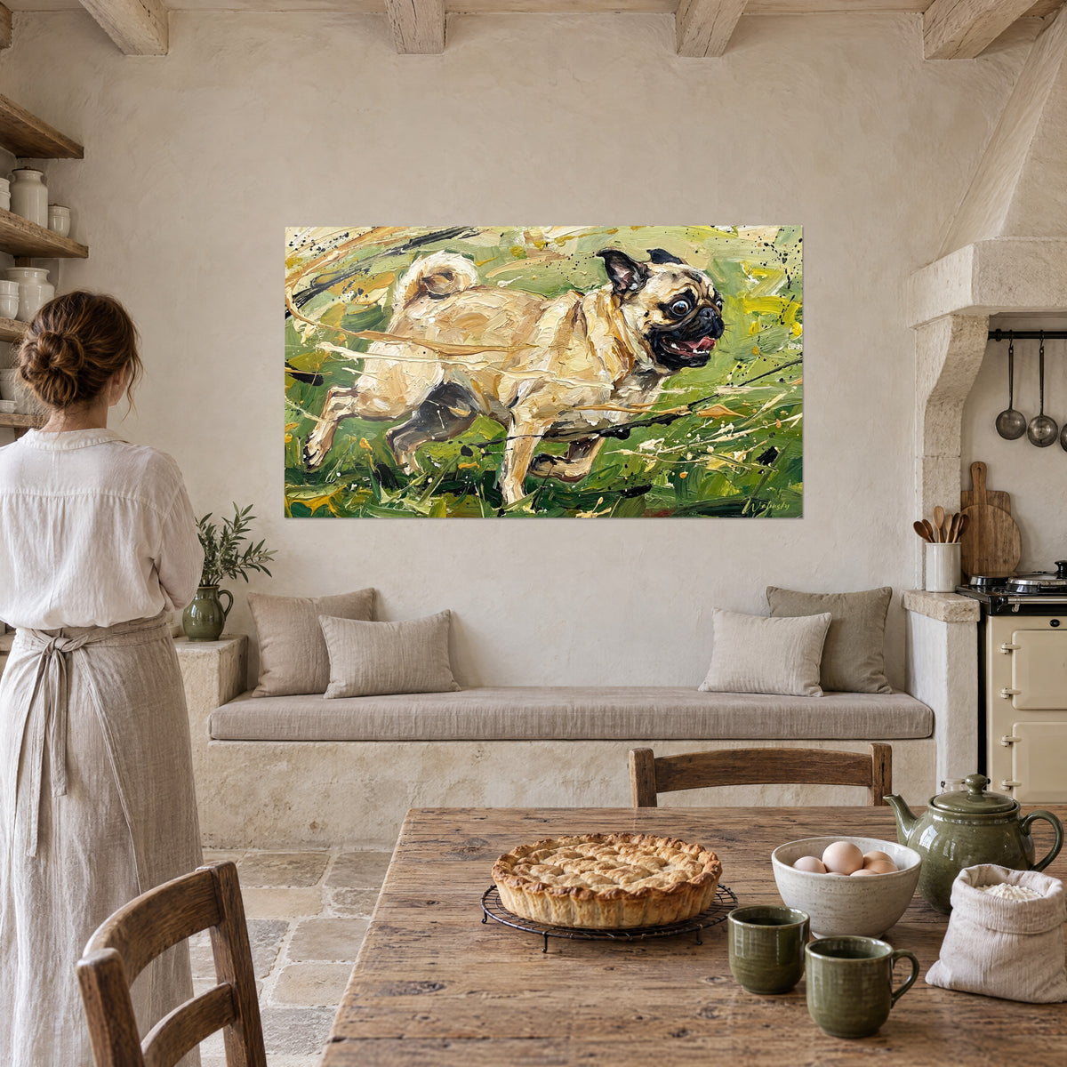 Πίνακας ενός pug με διάπλατα μάτια που τρέχει ανάμεσα στα χόρτα, μπεζ και πράσινες πινελιές με σπάτουλα, πέτρινη κουζίνα, γυναίκα με ποδιά