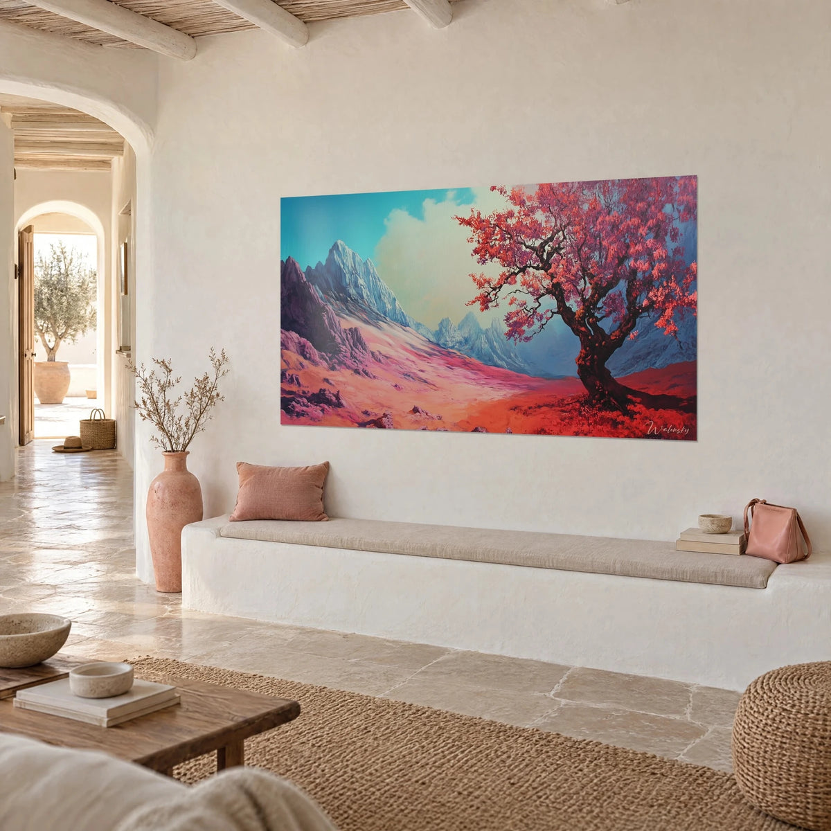 Gemälde eines purpurnen Baums mit verdrehten Ästen, rosa und orangefarbenes Tal, an einer gekalkten Wand neben einer Steinbank