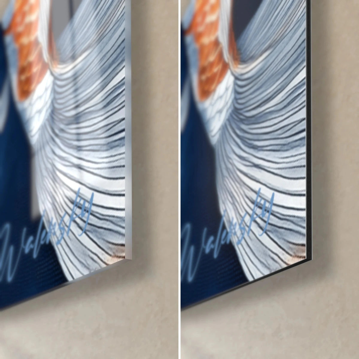 Quadro koi con pinna argentata striata, blu navy e bianco, angolo in basso a destra in vetro lucido e Dibond opaco, spessore 3 mm