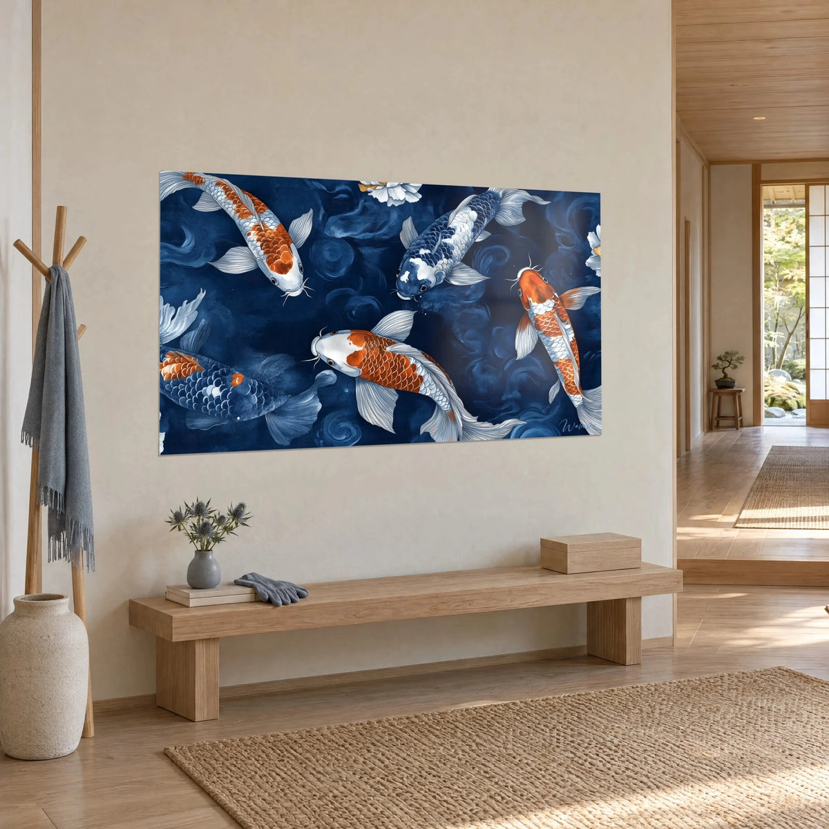 Quadro pesci giapponesi punteggiati di ruggine e crema, volute d'acqua indaco, vista di tre quarti in un ingresso japandi