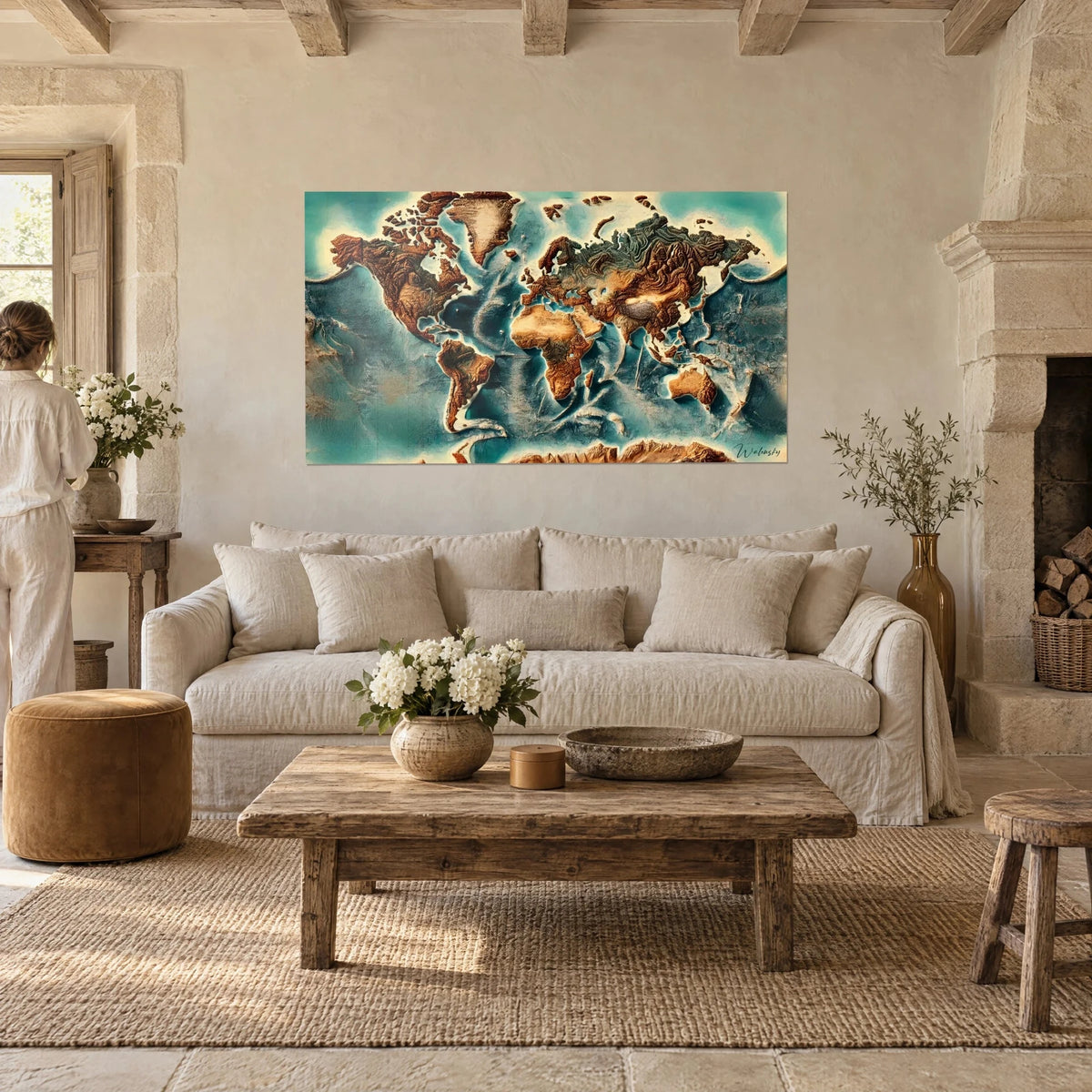 Gemälde Weltkarte in kupferfarbenem und türkisfarbenem Relief, skulptierte Kontinente, über einem Sofa in einem hellen Wohnzimmer