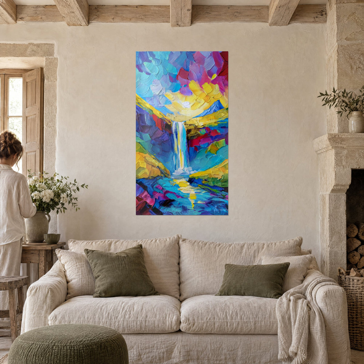 Gemälde abstrakter Wasserfall, gelber Sonnenhimmel und violette Felsen in pastosem Farbauftrag, über einem Sofa in einem hellen Wohnzimmer
