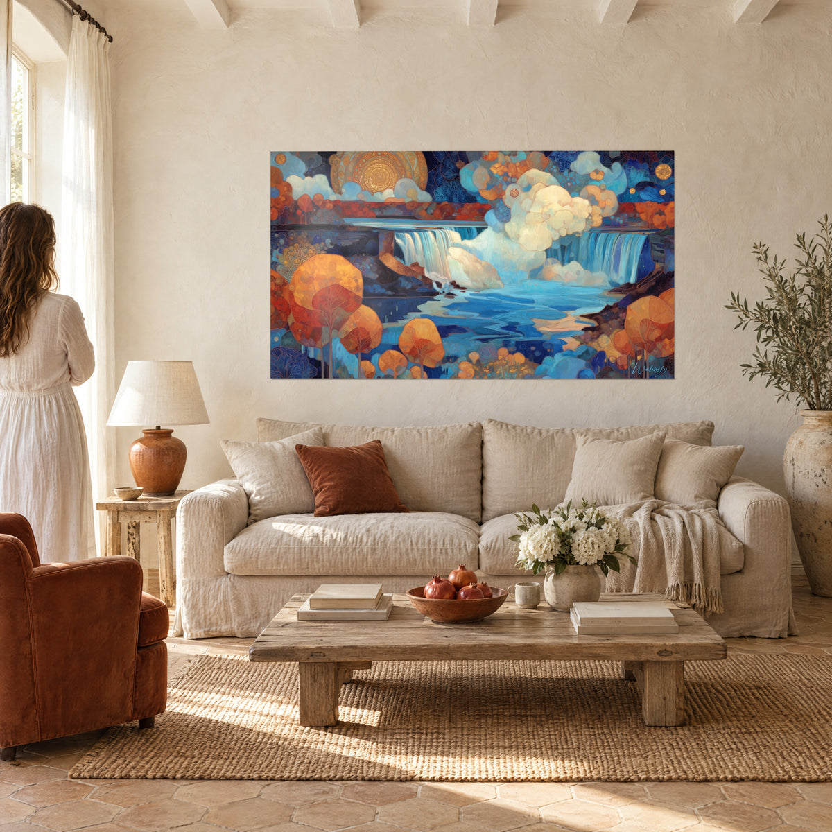 Gemälde Wasserfall im stilisierten Stil mit orangen und blauen Bäumen, cremefarbenen Wolken, zwei Personen von hinten, über einem Sofa in einem hellen Wohnzimmer