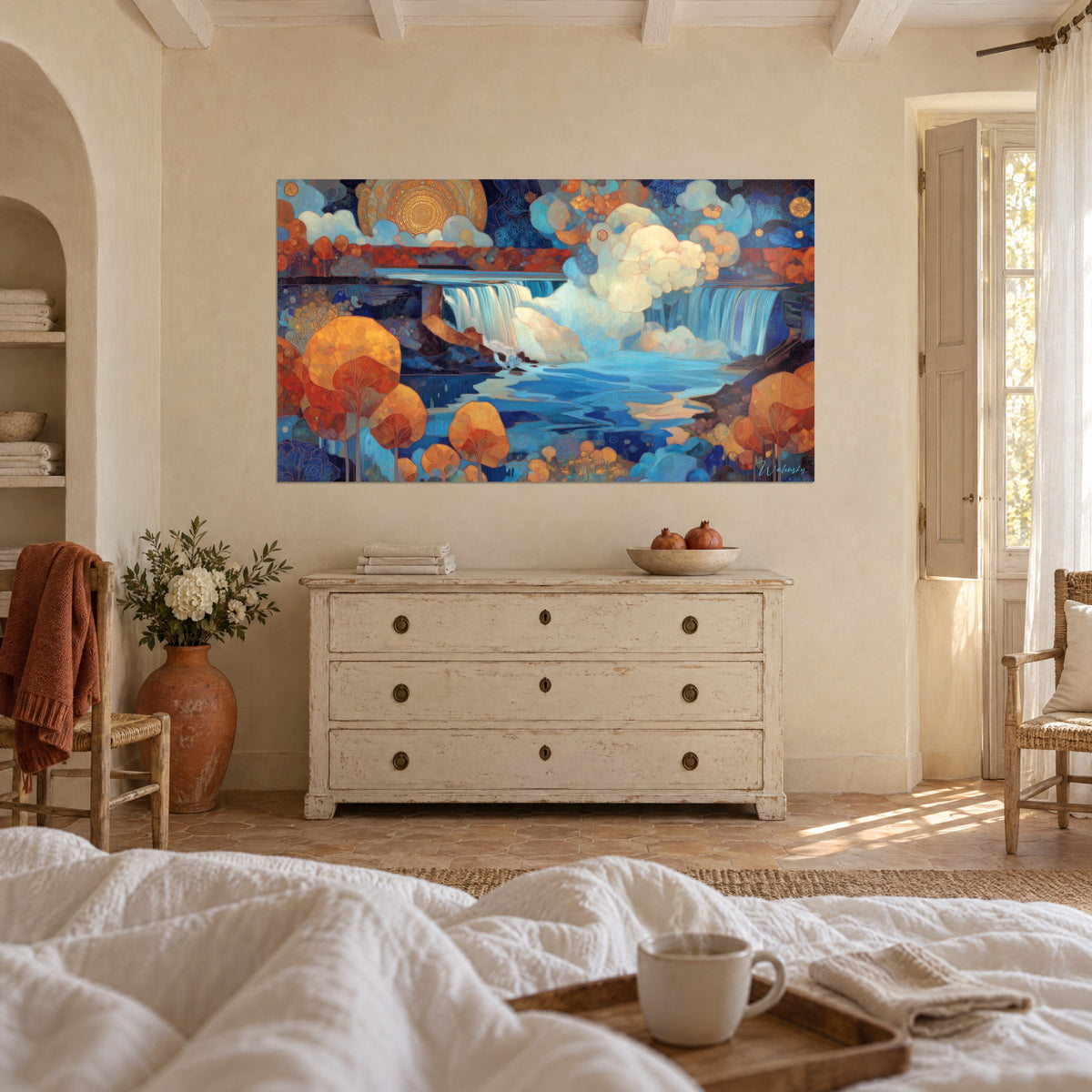 Gemälde Fluss in azurblau unter elfenbeinfarbenen Wolken, rostbraune Bäume im Vordergrund, Paar von hinten, über einem Bett in einem hellen Schlafzimmer