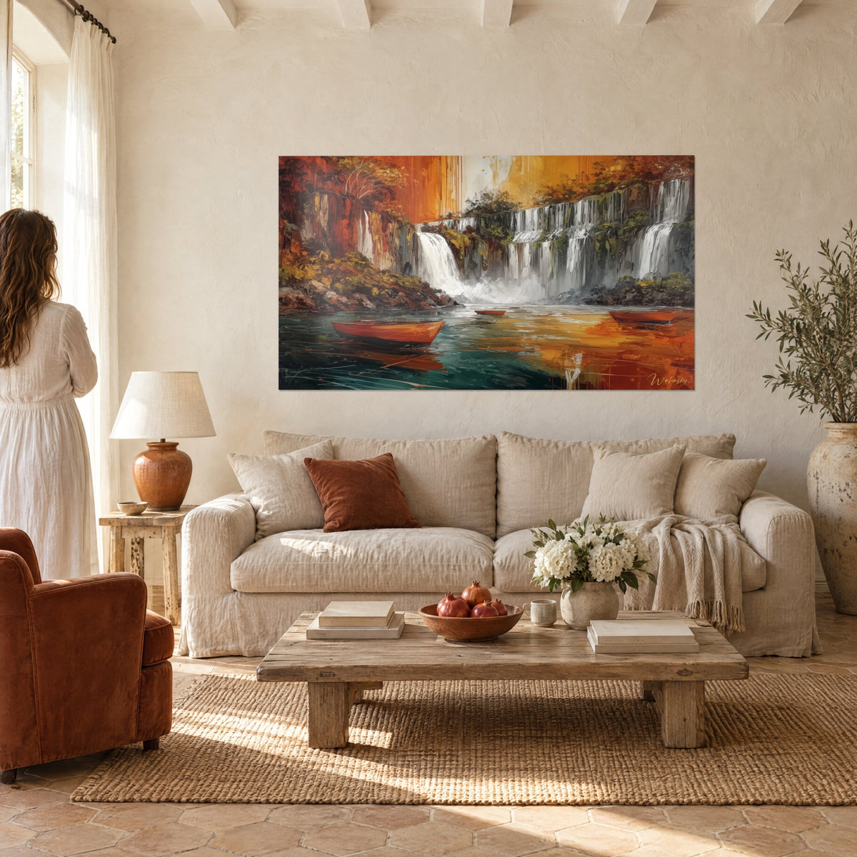 Tableau chute d'eau écumante et barques orange sur lac turquoise, falaise ocre, au-dessus d'un canapé dans un salon lumineux