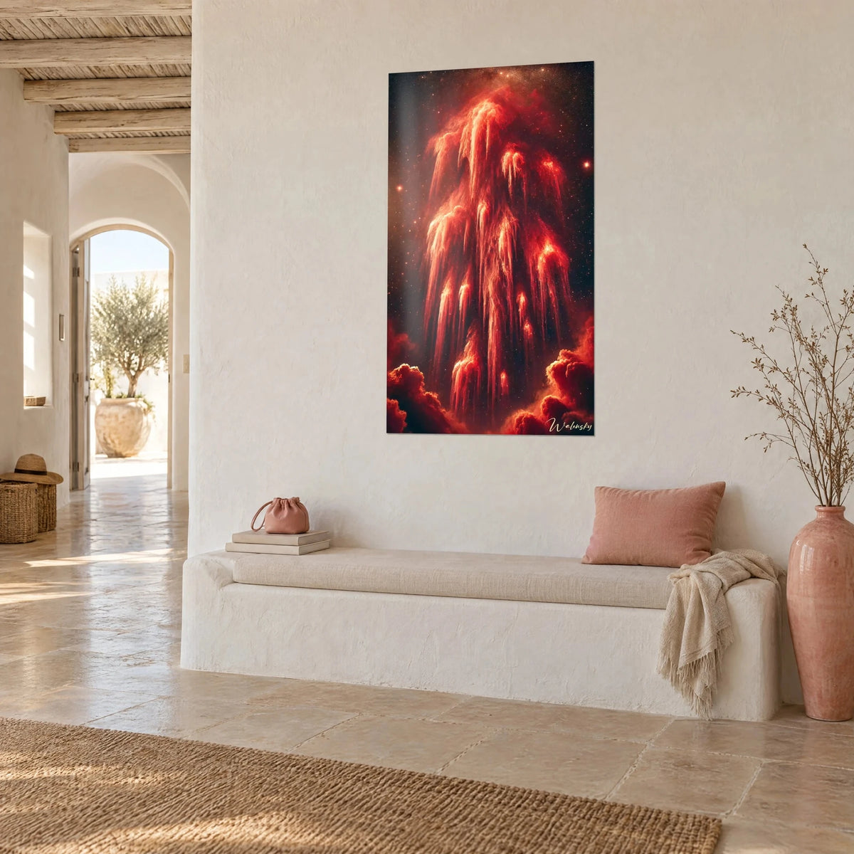 Quadro cascata di plasma rosso corallo che gocciola nella notte cosmica, parete bianca e panca in pietra, casa mediterranea