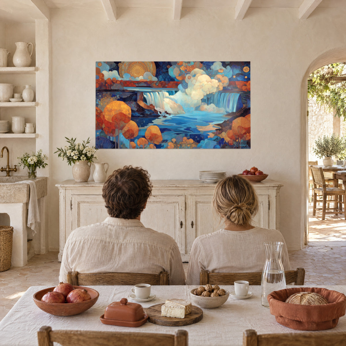 Gemälde Landschaft mit schäumenden Stromschnellen, bernsteinfarbenes Laub und indigoblauer Himmel, zwei Personen von hinten am Tisch in einer Landhausküche