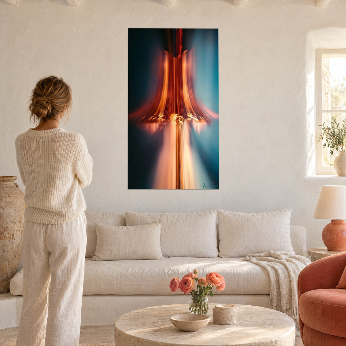 Tableau cascade de lumière orange et cuivre sur fond bleu nuit, une femme de dos au-dessus d'un canapé dans un salon lumineux