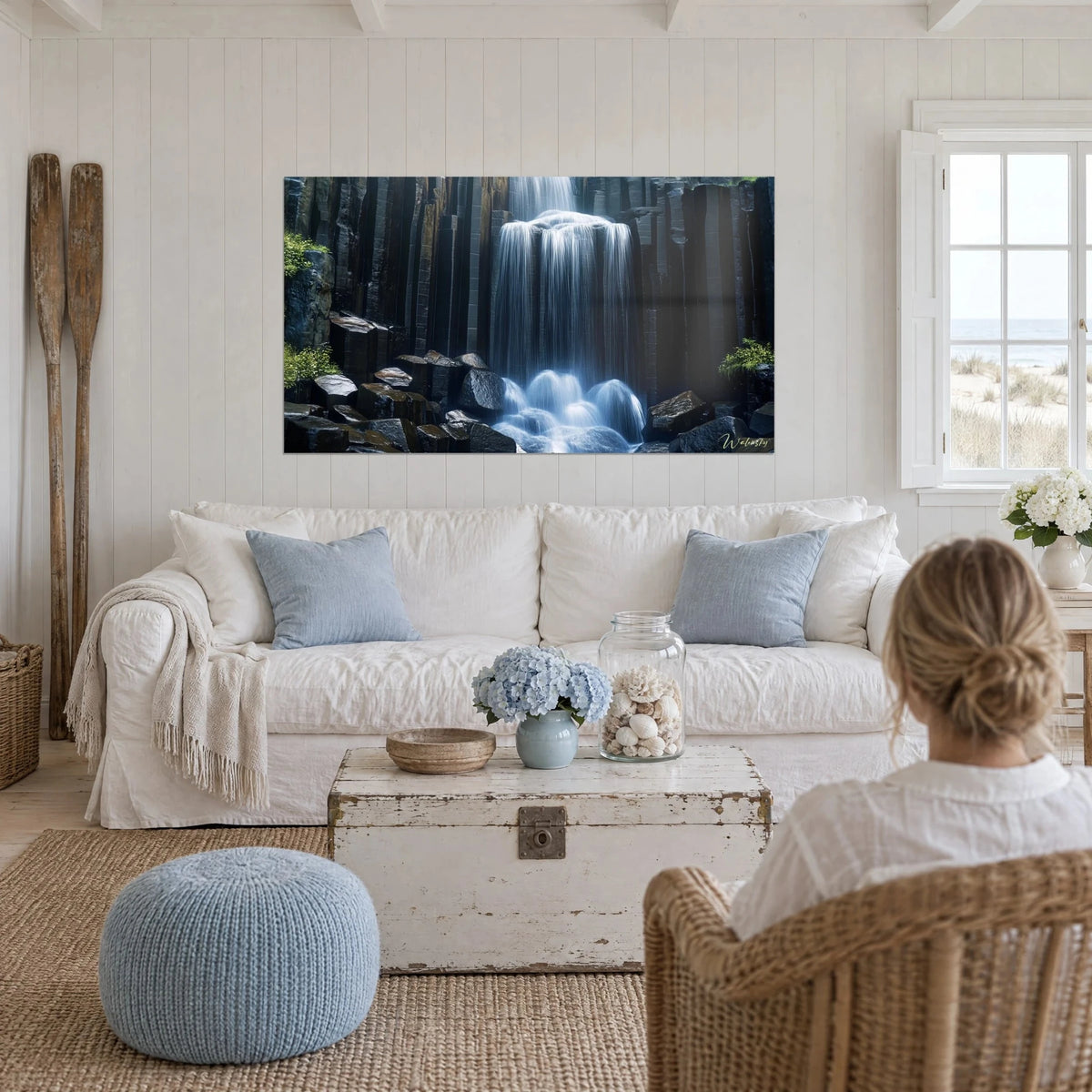 Tableau cascade soyeuse sur orgues basaltiques noirs, eau bleu glacier et mousse verte, au-dessus d'un canapé dans un salon lumineux