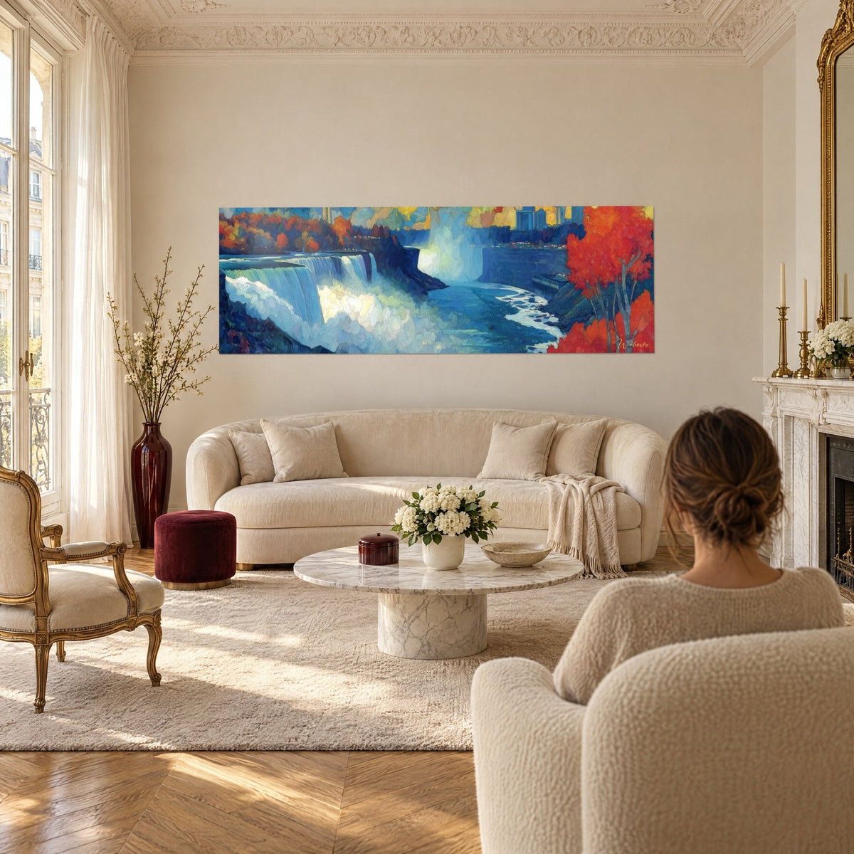 Schilderij Niagarawatervallen in gletsjerblauw en vurig rood, lichtende nevel boven de kloof, boven een bank in een lichte woonkamer