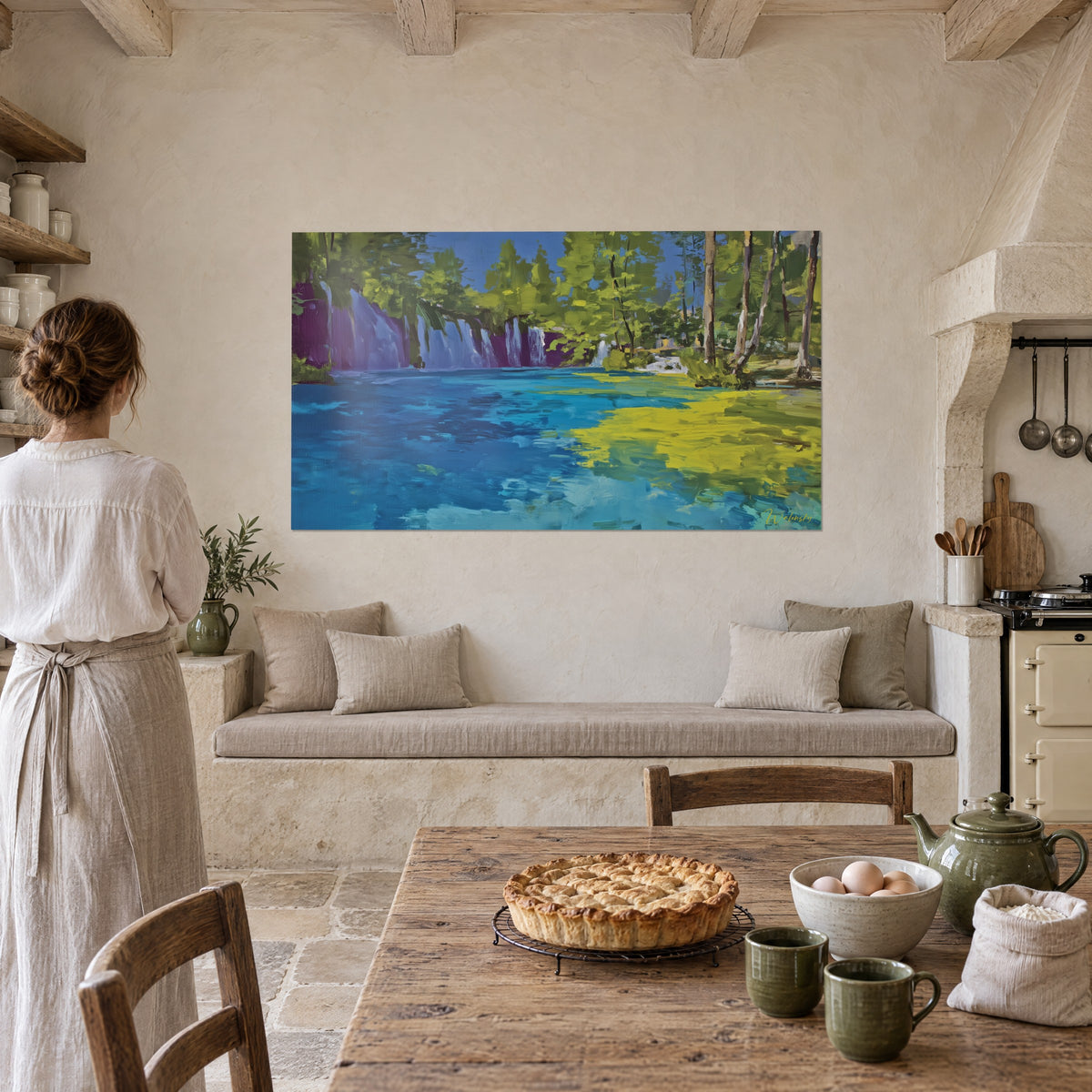 Cuadro estanque turquesa bajo los árboles, cascadas lilas, reflejos amarillo limón, mujer de espaldas con delantal, en una cocina de campo