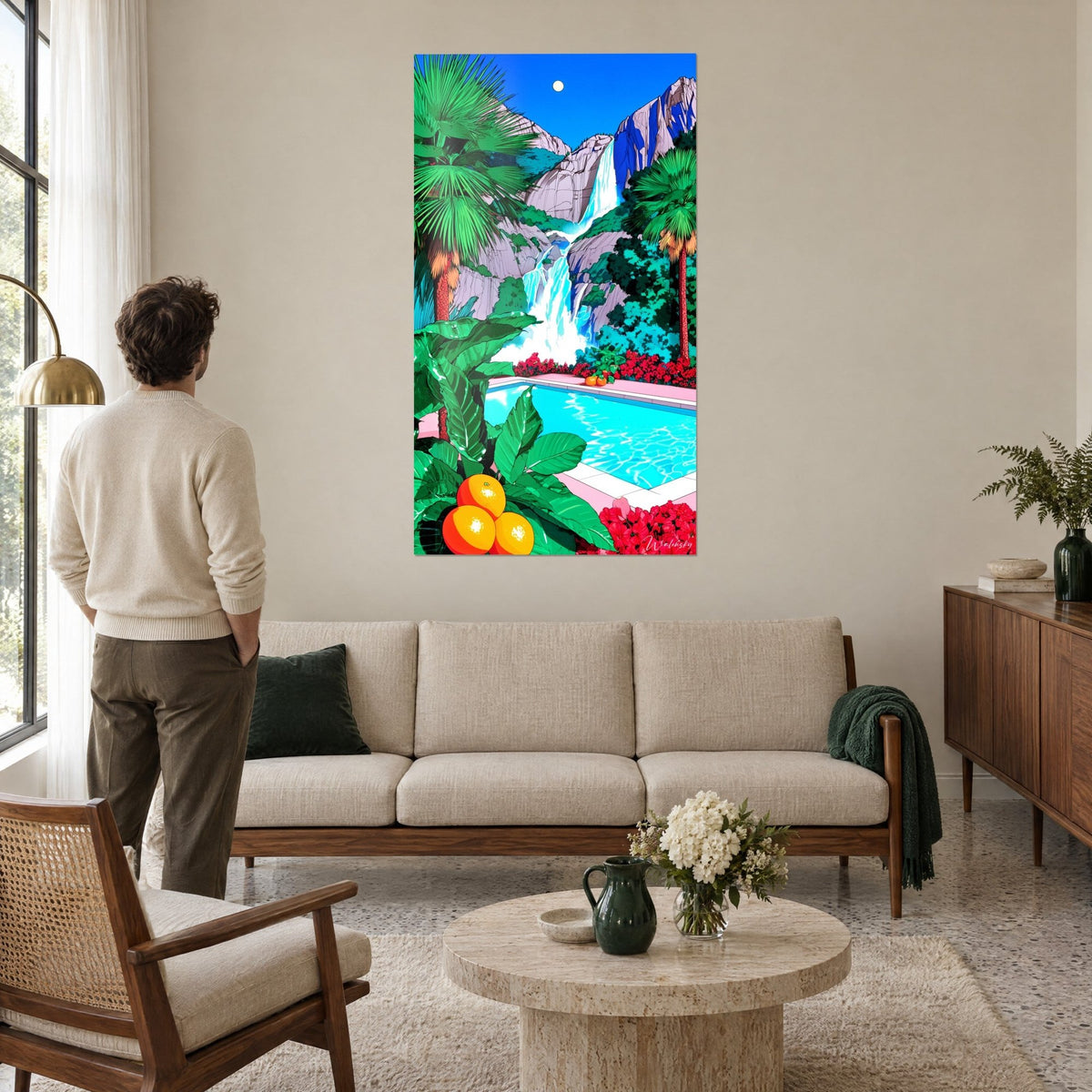 Gemälde Wasserfall in Türkis, der über eine graue Klippe stürzt, blauer Pool und Orangen, über einem Sofa in einem hellen Wohnzimmer