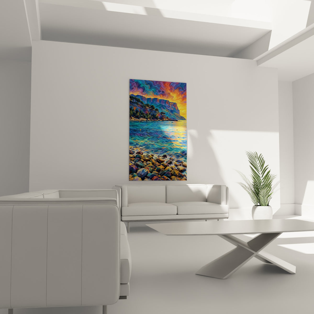 Mer méditerranéenne turquoise et ciel orangé tourbillonnant peints en couches épaisses, au-dessus d'un canapé dans un salon lumineux