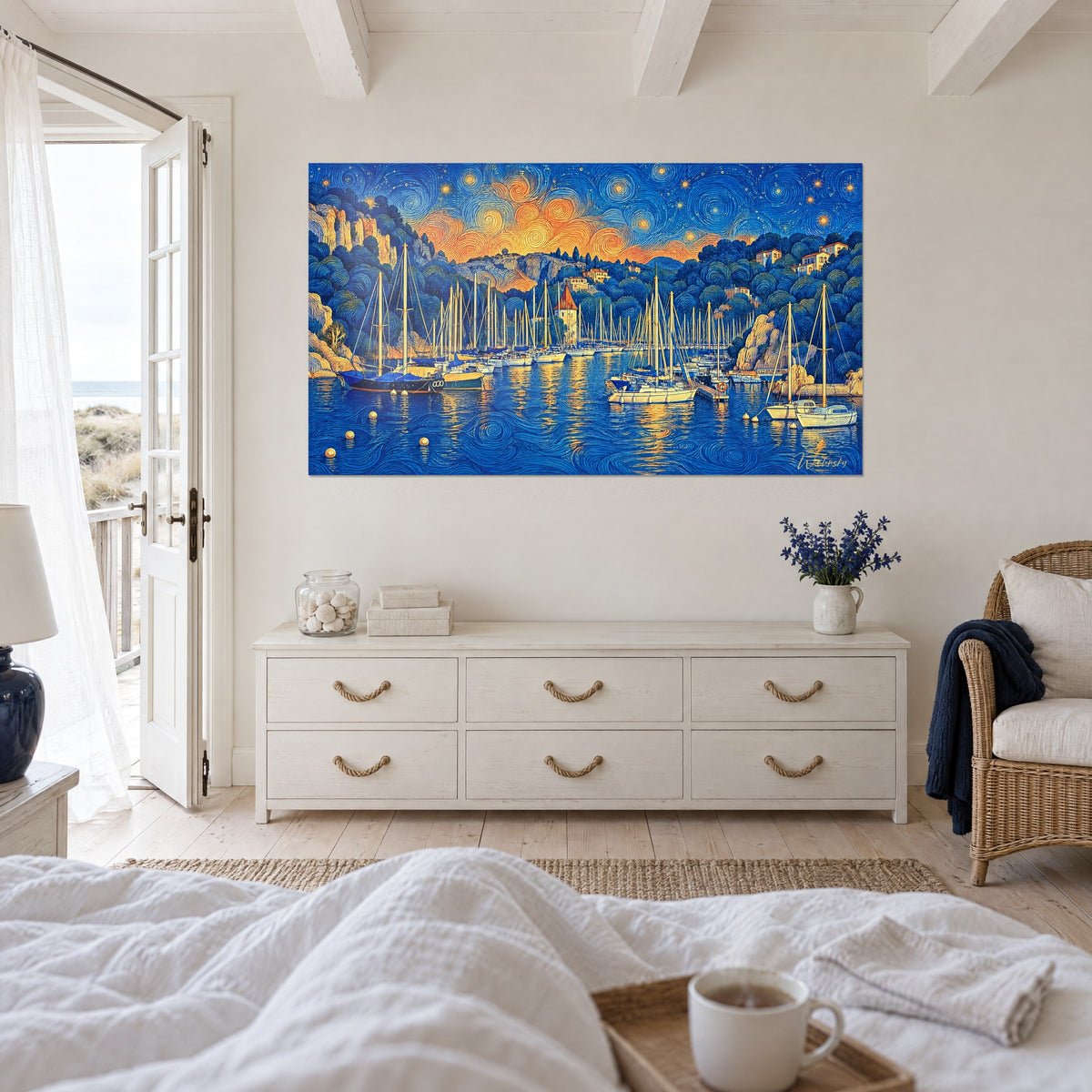 Gemälde Nächtlicher Ankerplatz mit blauen Wirbeln und Bernsteinreflexen, orangefarbener Himmel, über einem Bett in einem hellen Schlafzimmer