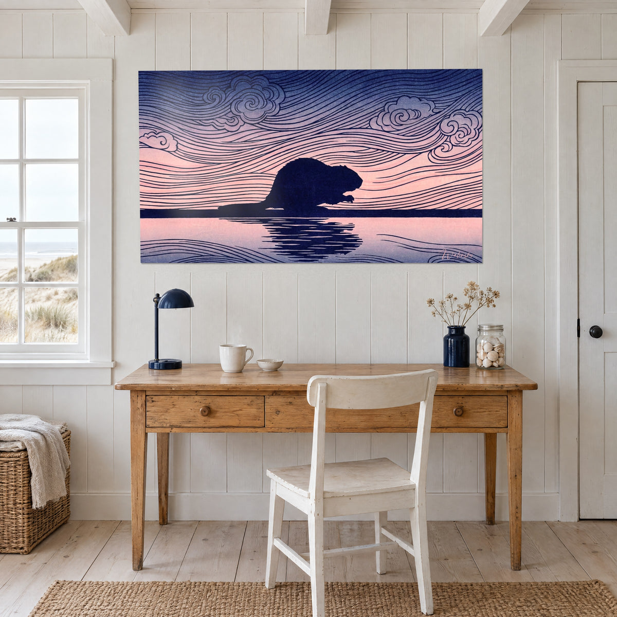 Schilderij waterdier in nachtblauwe schaduw op een poederroos meer, gestileerde wolkenwervelingen, boven een bureau van licht hout