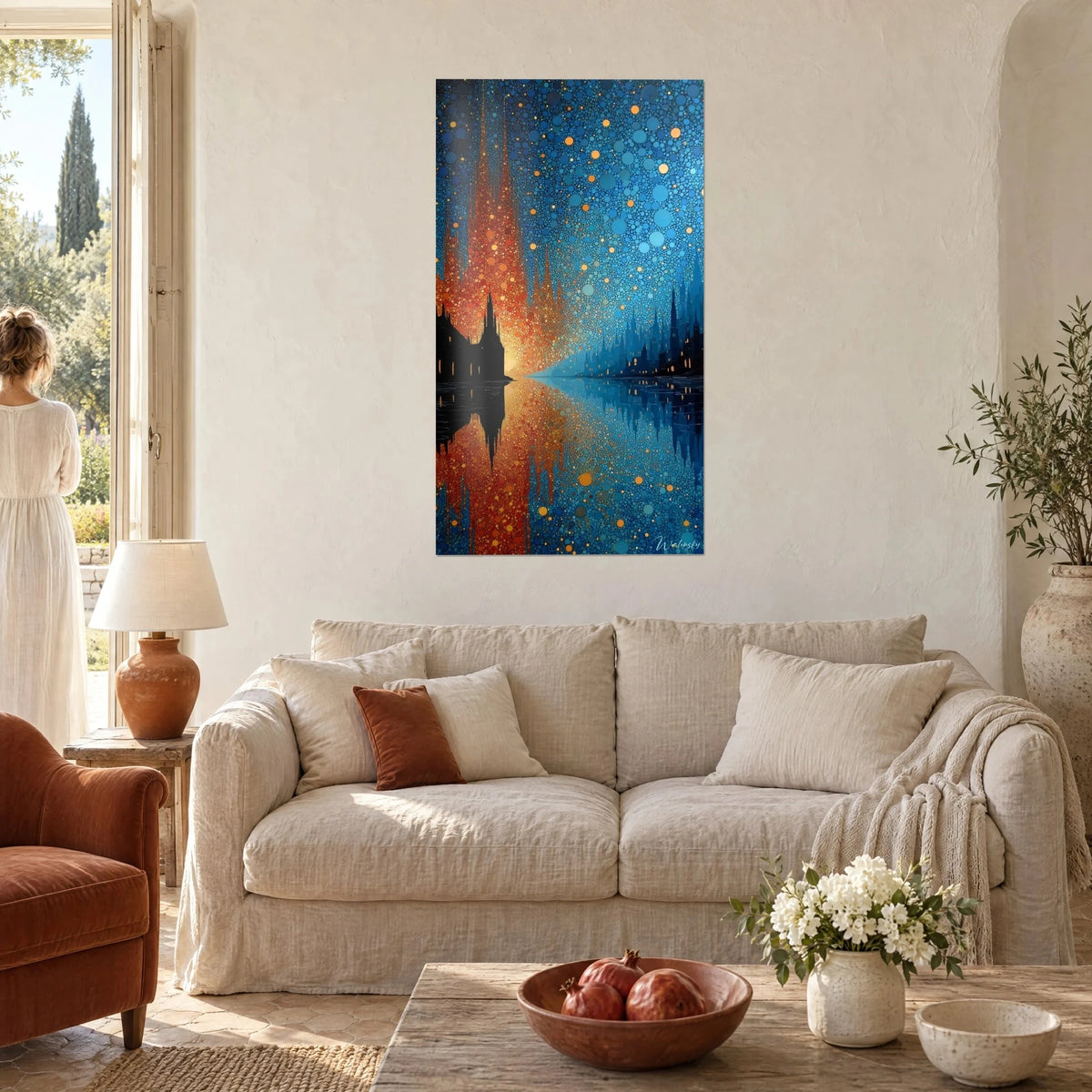 Tableau cathédrale gothique en flammes orange sur ciel bleu pointillé, reflet dans l'eau, au-dessus d'un canapé dans un salon lumineux
