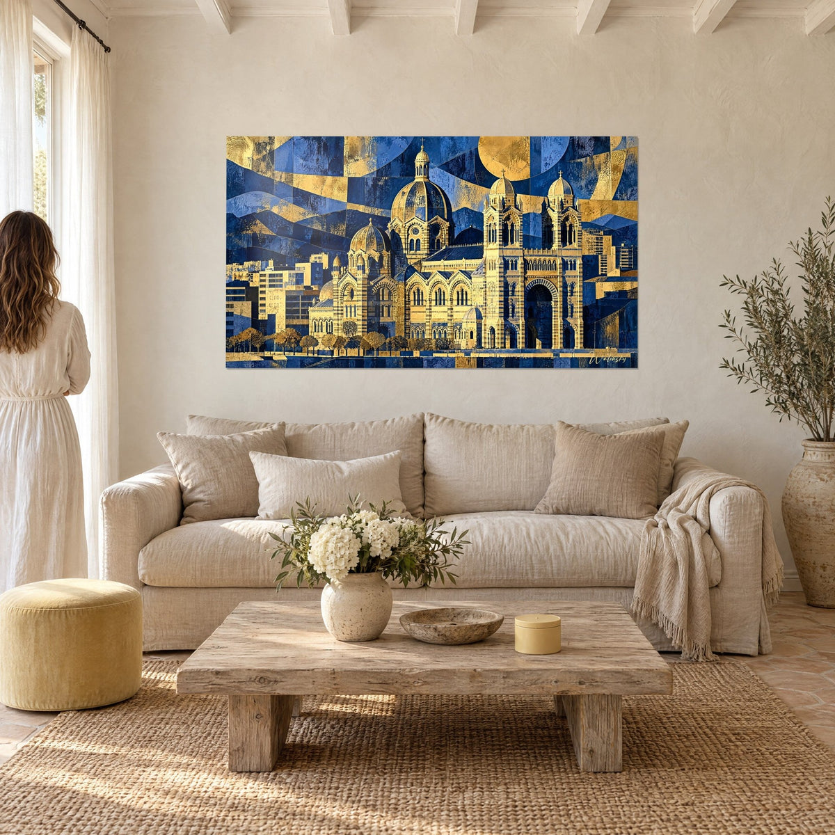 Quadro basilica con cupole bizantine in blu navy e oro, torri a righe, donna di spalle, sopra un divano in un soggiorno luminoso